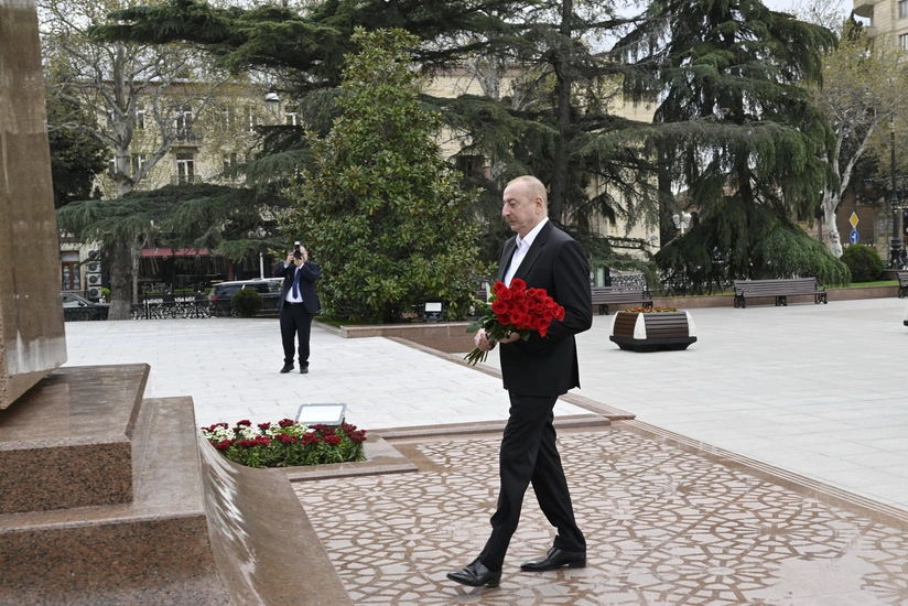 Prezident İlham Əliyev Gəncədə Ulu Öndərin abidəsini ziyarət edib