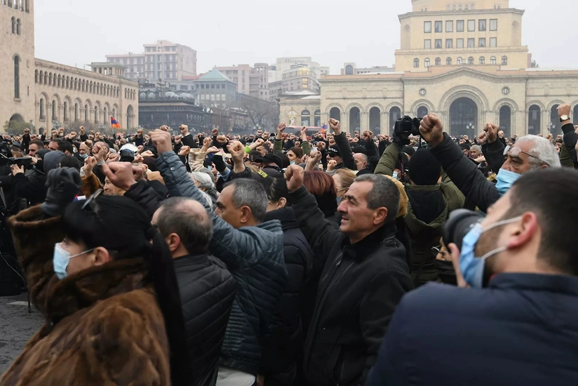 Pashinyan's opponents gather outside Armenian parliament building