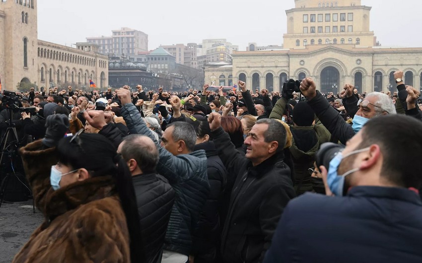Pashinyan's opponents gather outside  Armenian parliament building