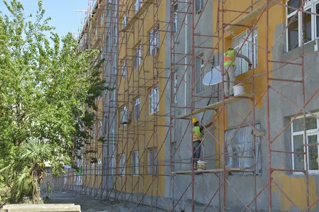 Qəzalı binalarda yaşayan sakinlərin müraciətinin nəticəsi - VİDEO