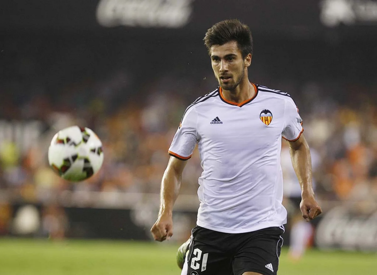 ​Barselona Valensiyanın yarımmüdafiəçisi Andre Qomeşi transfer edib