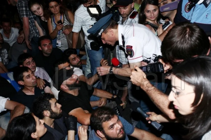 ​İrəvan polisi nümayişçiləri güc tətbiq edəcəyi ilə hədələyib