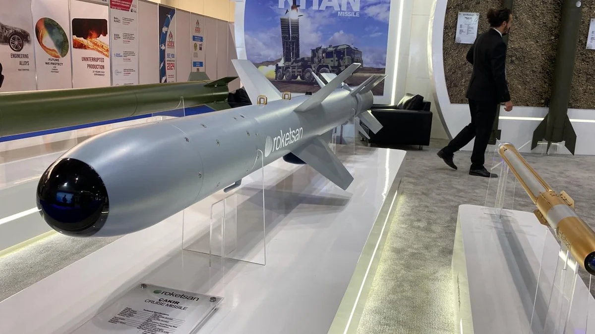 Bakıda keçirilən silah sərgisində Türkiyə istehsalı olan “Çakır” raketi nümayiş etdirilir