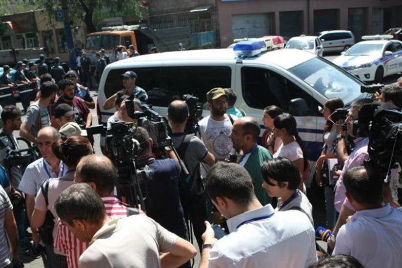 Захватившие в Ереване в заложники врачей выдвинули свои условия