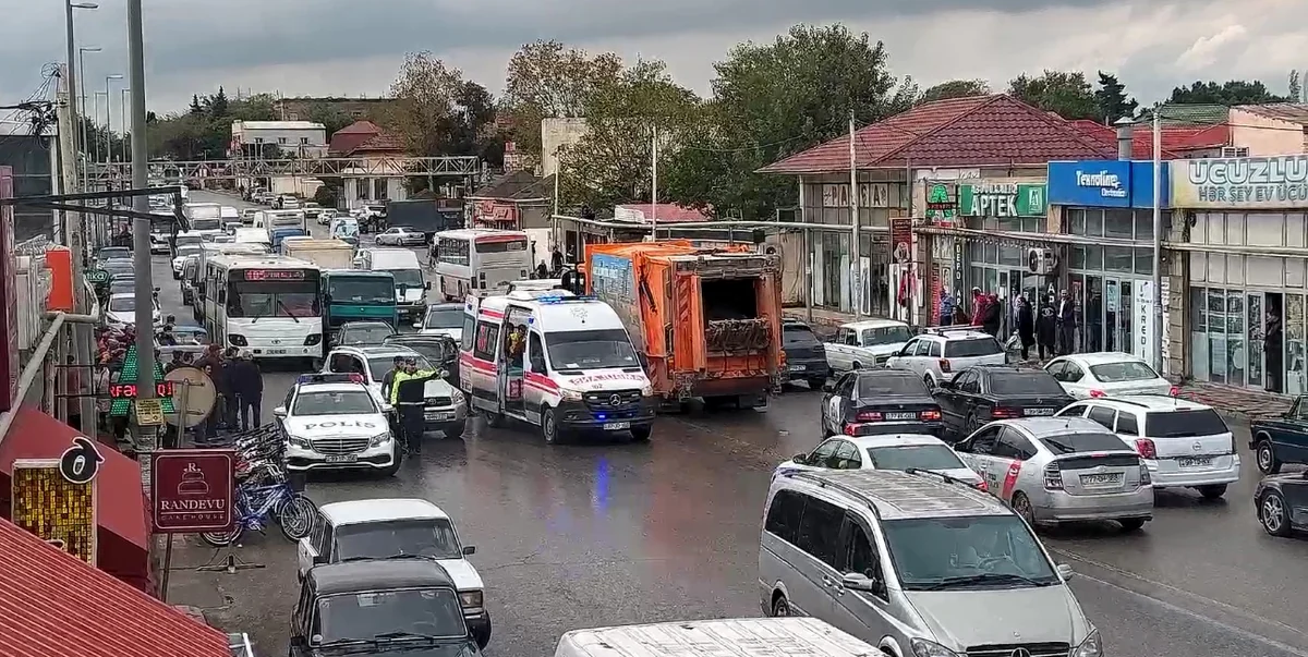 Zabratda avtomobil piyadanı vurub, yolda sıxlıq yaranıb