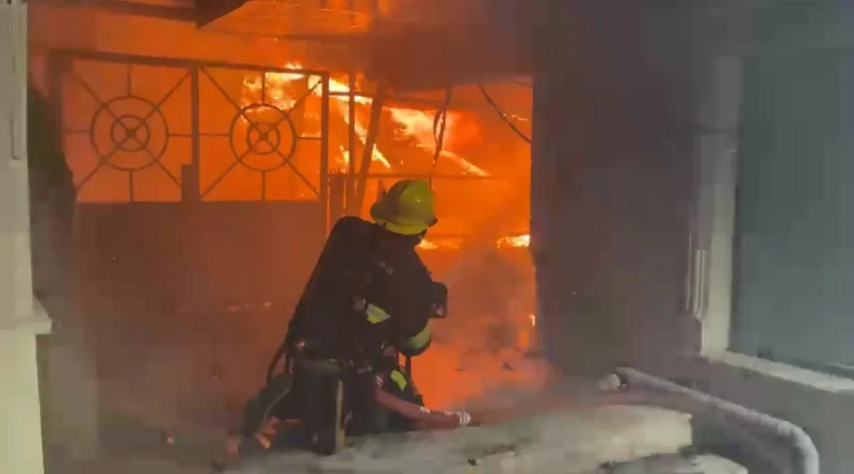 Bakıda hündürmərtəbəliyə bitişik konstruksiyada yanğın olub