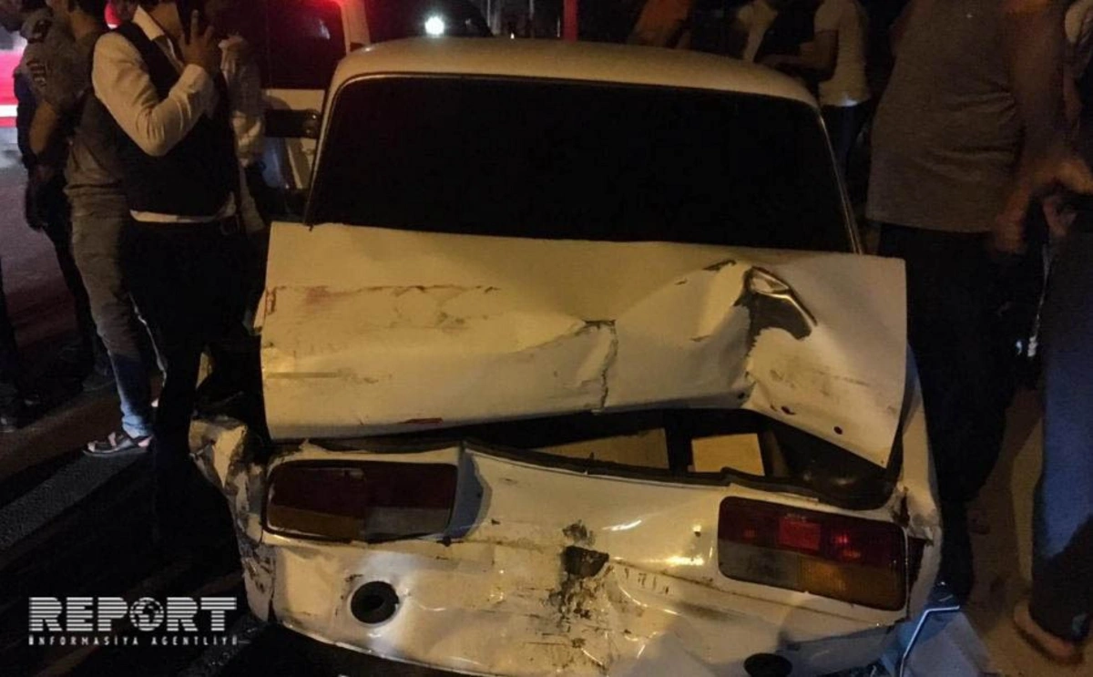 Binədə minik maşını qəza törədib, bir nəfər yaralanıb - FOTO