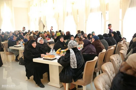 Gəncənin İmamzadə dini kompleksində ehsan süfrəsi açılıb