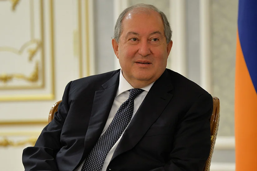 Ermənistan prezidenti uzunmüddətli fasilədən sonra Yerevana qayıdır