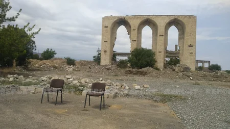 Xaricdə təhsil almış məzunlar Ağdam Dövlət Dram Teatrının qarşısında milli musiqilərimizi ifa ediblər