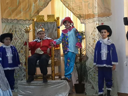 Bakı məktəbliləri Şekspirin Kral Lir əsərini ingilis dilində səhnələşdirib - FOTO