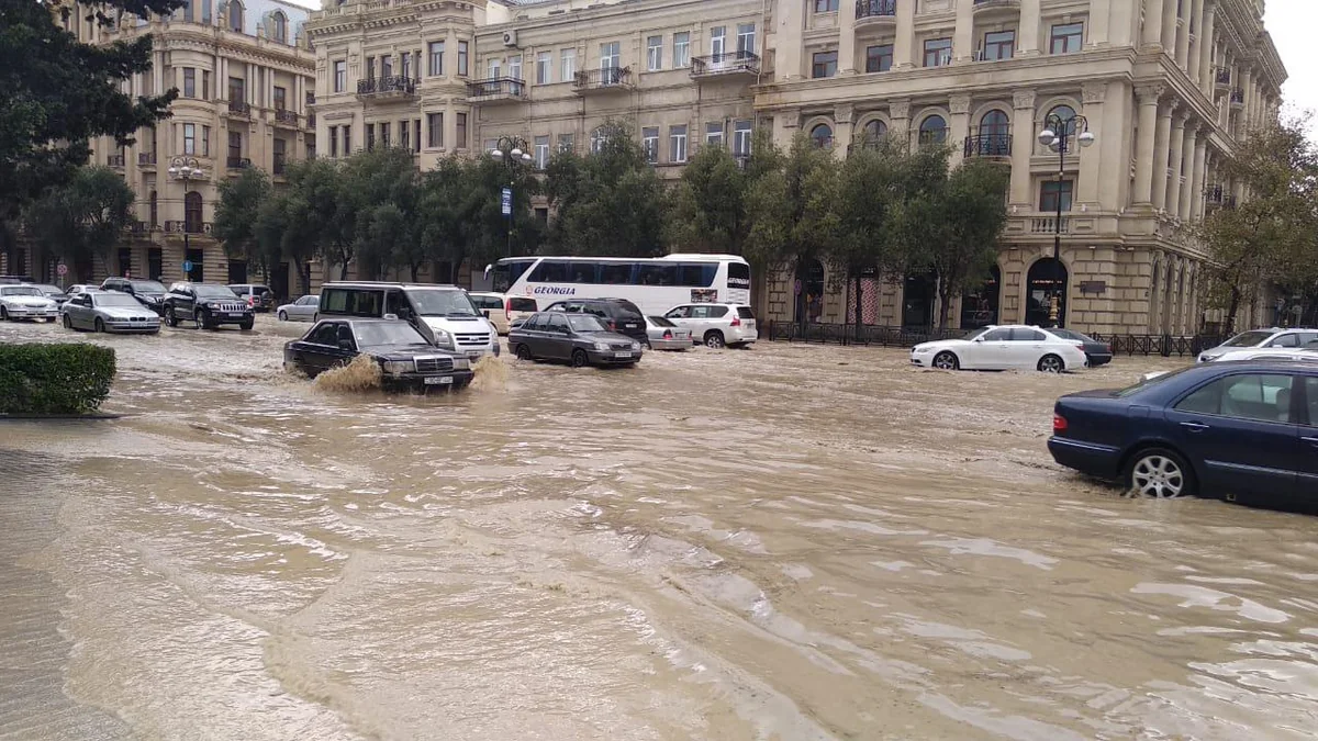 Затопленные улицы Баку: причины и пути решения проблемы