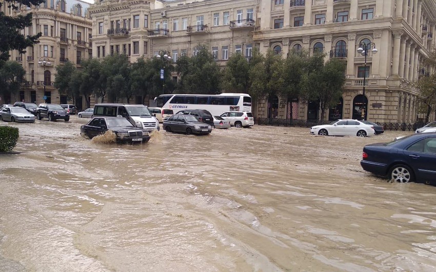 Bakının yağış altında qalan küçələri: Problemin səbəbləri və həlli yolları