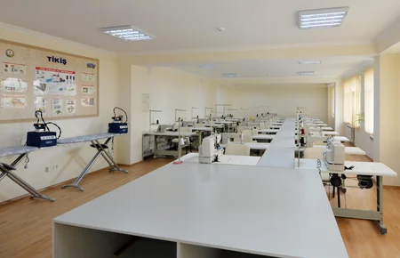 Azərbaycan Prezidenti Bakı Peşə Liseyində həyata keçirilən təmir işlərindən sonrakı vəziyyətlə tanış olub