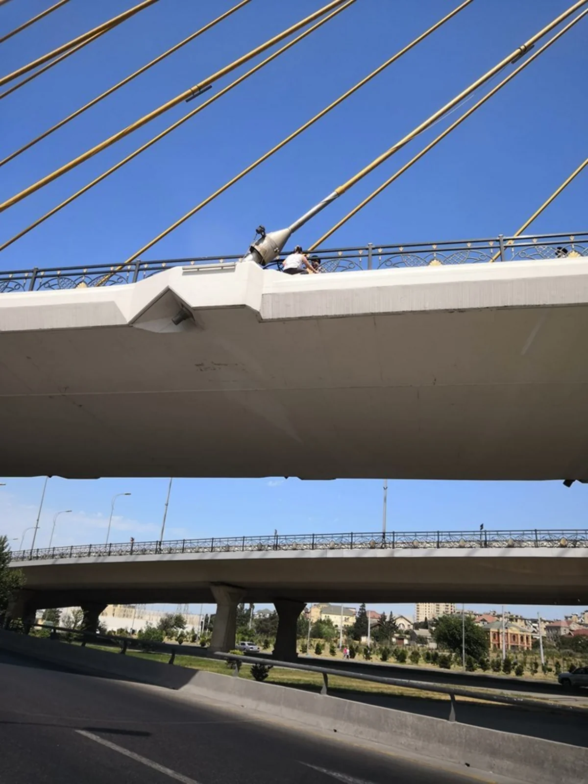 Женщина с ребенком взобралась на мост Кероглу для совершения суицида - ФОТО