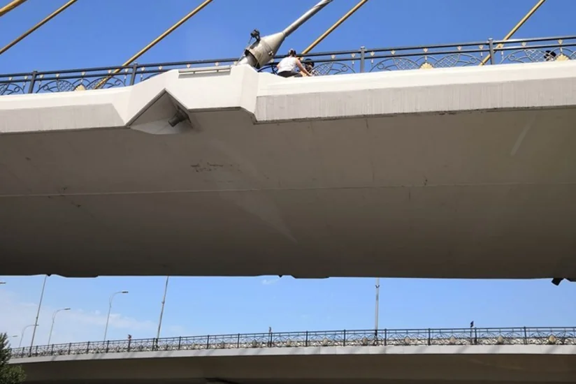 Женщина с ребенком взобралась на мост Кероглу для совершения суицида - ФОТО