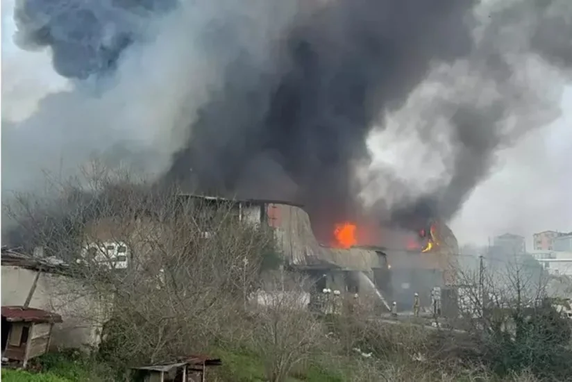 İstanbulda fabrikdə yanğın başlayıb, hadisə yerində xilasedicilər işləyir