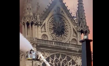 Fransada Paris Notr-Dam кilsəsi yanıb - FOTO - VİDEO