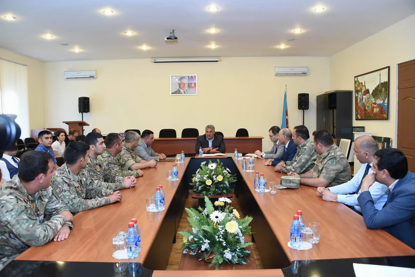 Azad Rəhimov aprel döyüşlərində iştirak etmiş zabitlərlə görüşüb