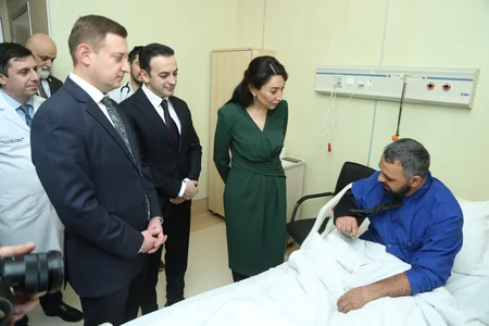 Омбудсмен Азербайджана навестила пострадавших при крушении самолета AZAL