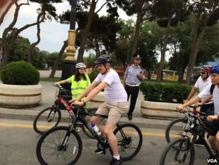 ABŞ səfiri Bakı yollarında velosiped sürüb