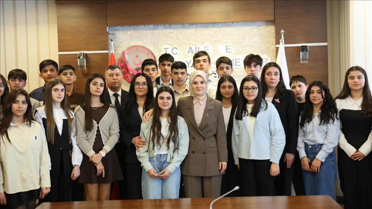 Türkiyənin ailə və sosial xidmətlər naziri Azərbaycandan olan şəhid övladları ilə görüşüb - YENİLƏNİB