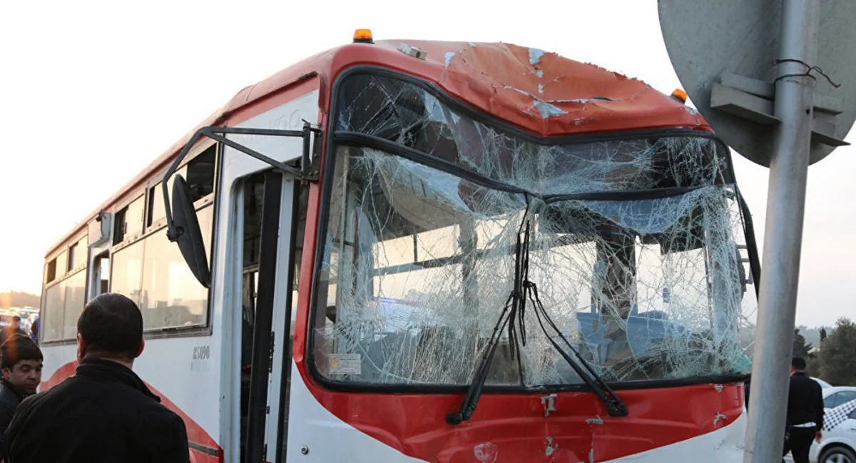 Bakıda sərnişin avtobusu yol qəzasına uğrayıb