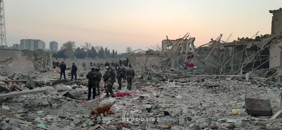 Gəncədə raket zərbəsinə məruz qalan ahıl qadın: “Ev uçdu altında qaldıq...