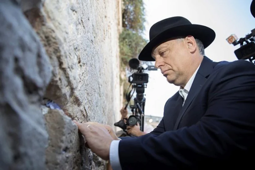 Macarıstanın baş naziri Aİ-nin “Ağlayan divarı” rəsmi ziyarət edən ilk hökumət başçısıdır