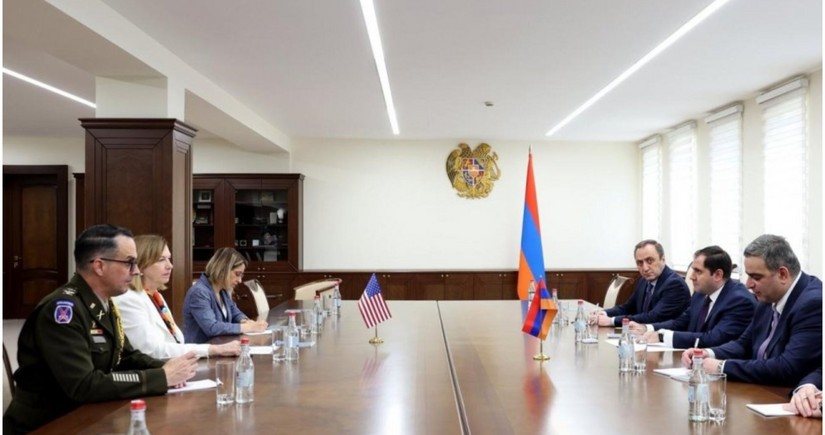Armenian defense minister receives incoming US defense attaché to Yerevan