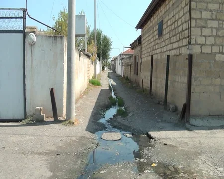 Kürdəmirin mərkəzində antisanitariya: sakinlər kanalizasiya probleminin həllini gözləyir - REPORTAJ