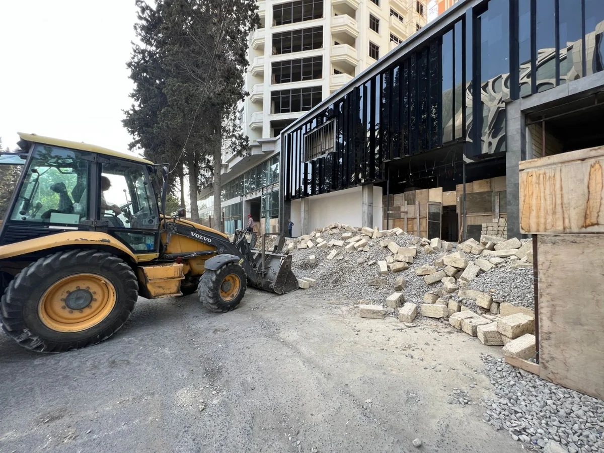 Bakıda məşhur ticarət mərkəzinin yaxınlığında qanunsuz tikintinin qarşısı alınıb