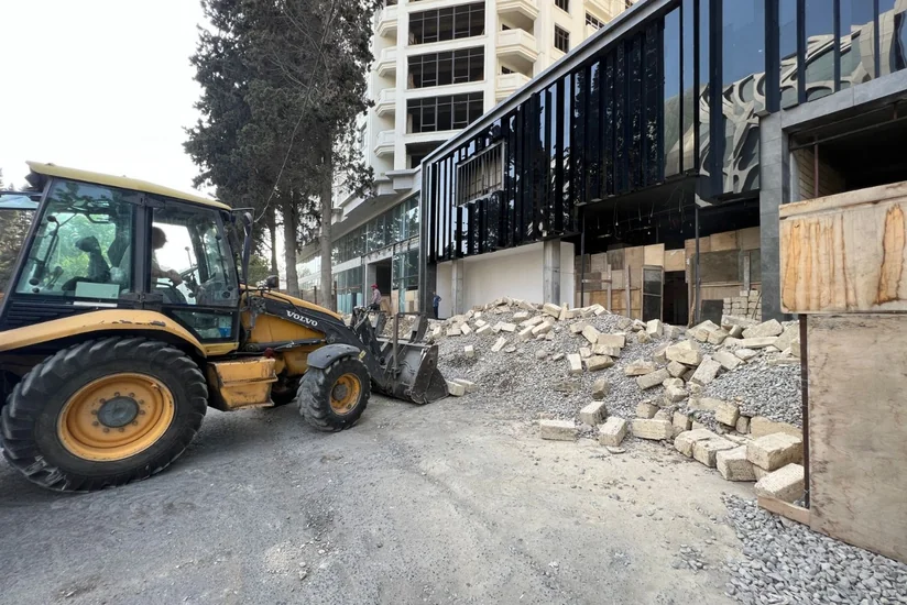 Bakıda məşhur ticarət mərkəzinin yaxınlığında qanunsuz tikintinin qarşısı alınıb