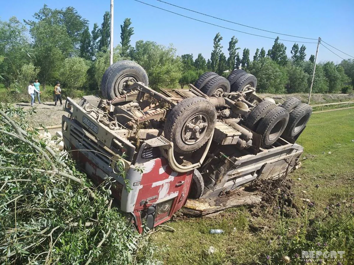 Salyanda daşla dolu “KaMAZ” aşıb