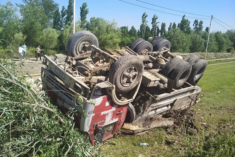 Salyanda daşla dolu “KaMAZ” aşıb