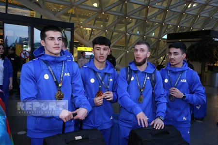 Avropa çempionatında qızıl medal qazanan gimnastlarımız Vətənə dönüblər