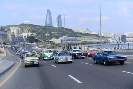 Bakıda Dövlət Bayrağı Günü münasibətilə klassik avtomobillərin paradı keçirilib - FOTOREPORTAJ