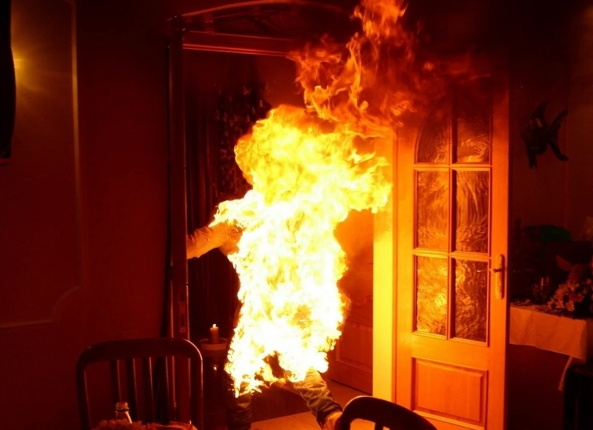 Gəncədə 18 yaşlı gənc özünü yandırıb