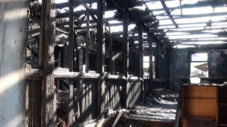 Neftçalada dördotaqlı ev yanaraq külə döndü