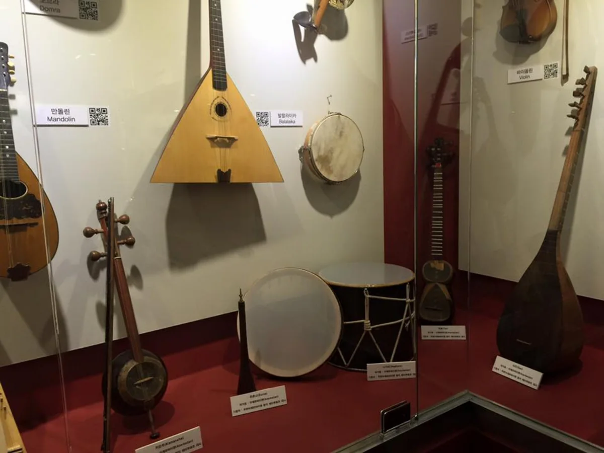 Azerbaijani national musical instruments donated to South Korean museum