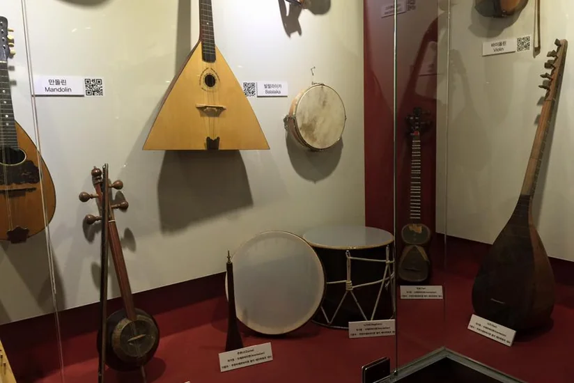 Azərbaycanın milli musiqi alətləri Cənubi Koreya muzeyinə hədiyyə olunub