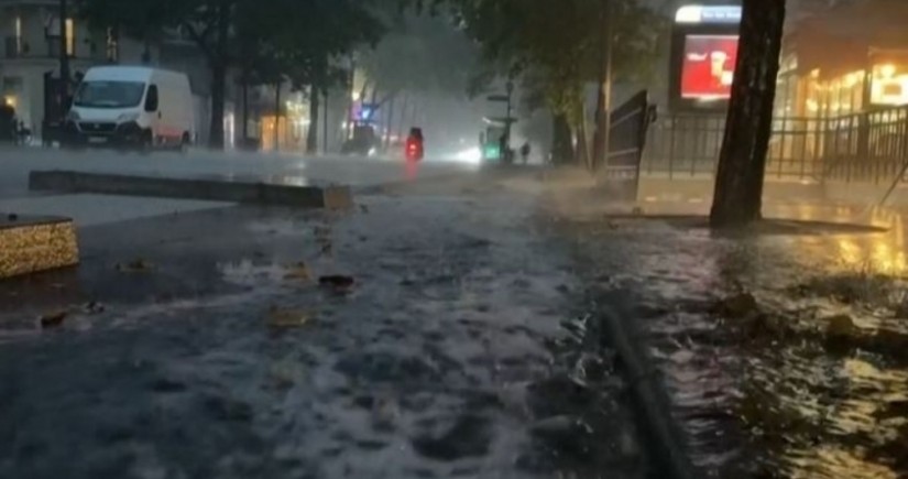 Əlverişsiz hava Fransada fəsadlar törədib, Paris su altında qalıb, ölənlər var