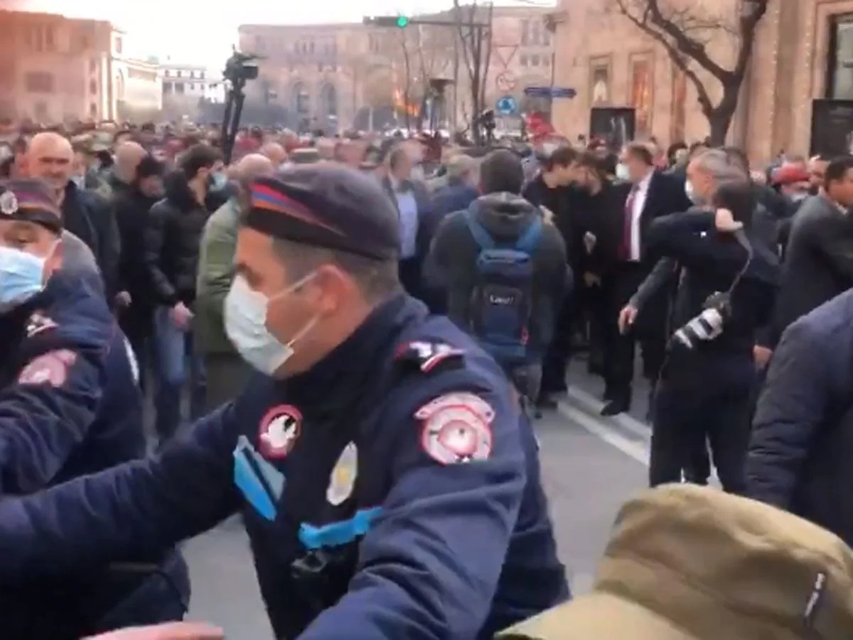 В Ереване родственники пропавших без вести военных перекрыли улицу рядом с кабмином