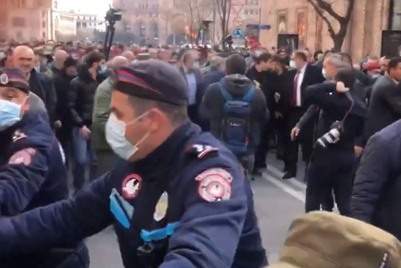 Relatives of missing servicemen block street next to Armenian Cabinet of Ministers