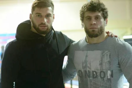 Rusiya çempionatında güləşçilər arasında yumruq davası