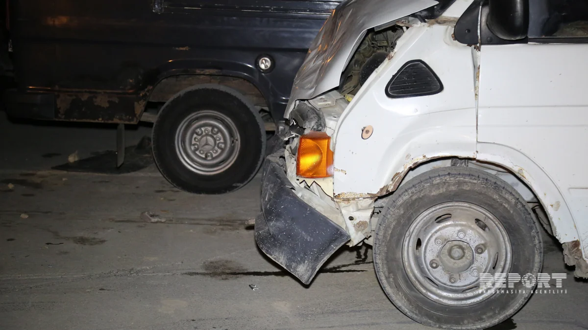Abşeron rayonunda yük avtomobili ilə sərnişin avtobusu toqquşub, xəsarət alanlar var - FOTO