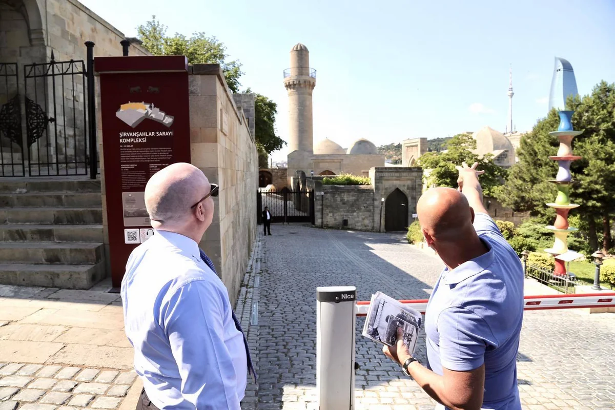 ABŞ Dövlət katibinin köməkçisi İçərişəhərdə təndir çörəyi yedi