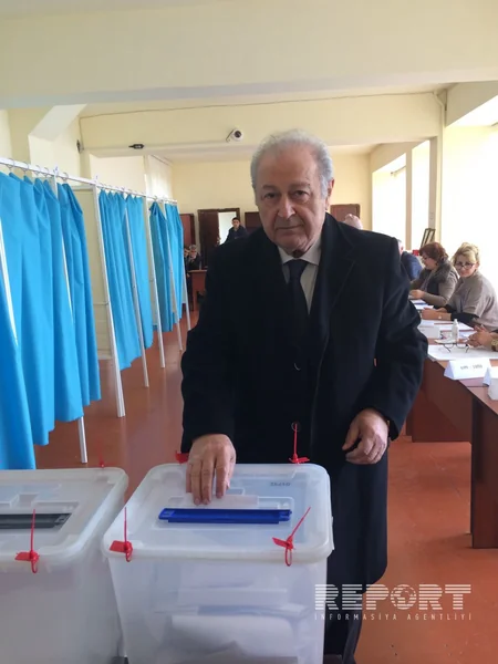 Azərbaycanın keçmiş prezidenti parlament seçkilərində səs verib - FOTO