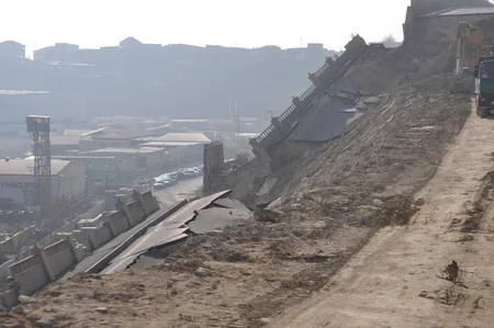 Baş Nazir və digər rəhbər şəxslər “Bibiheybət”də torpaq sürüşməsi olan əraziyə baxış keçiriblər