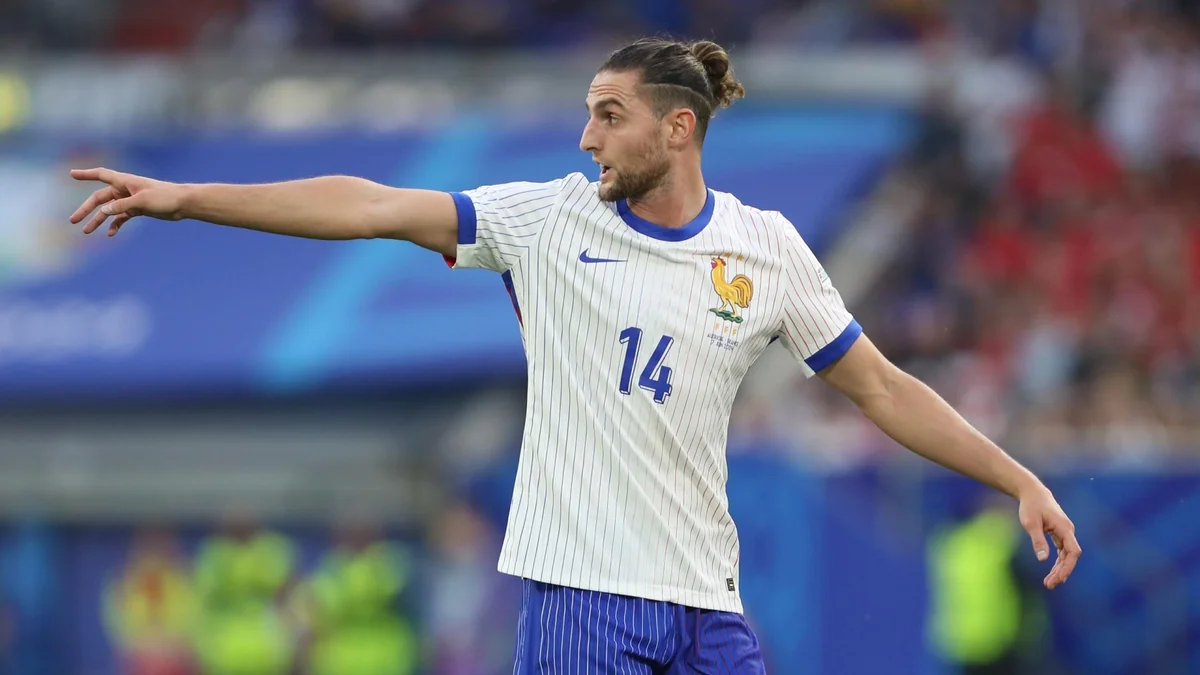 Полузащитник сборной Франции пропустит 1/4 финала ЕВРО-2024